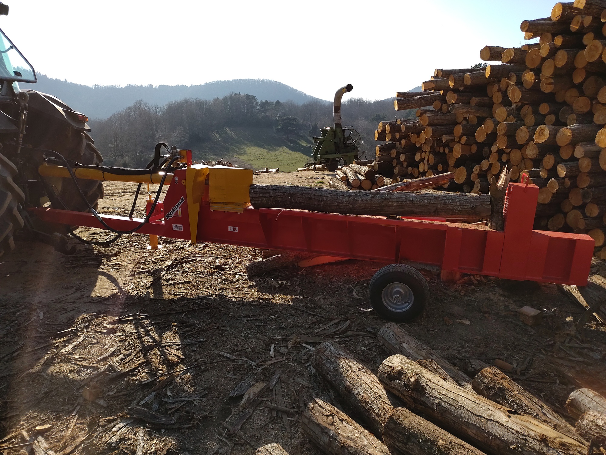 Fendeuse Rabaud en action — production de piquets châtaignier, Le Mas forestier